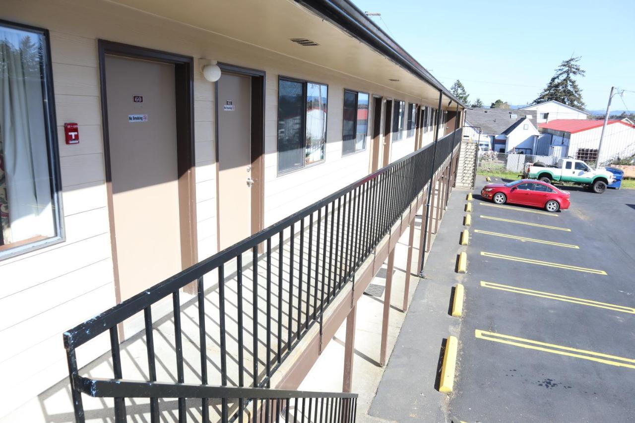 Silver Sands Motel Флорънс Екстериор снимка